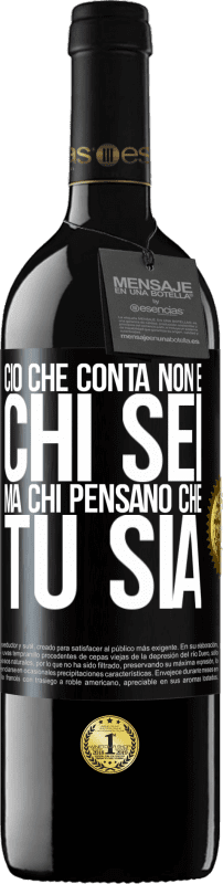 39,95 € Spedizione Gratuita | Vino rosso Edizione RED MBE Riserva Ciò che conta non è chi sei, ma chi pensano che tu sia Etichetta Nera. Etichetta personalizzabile Riserva 12 Mesi Raccogliere 2015 Tempranillo