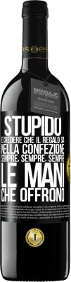 39,95 € Spedizione Gratuita | Vino rosso Edizione RED MBE Riserva Stupido è credere che il regalo sia nella confezione. Sempre, sempre, sempre le mani che offrono Etichetta Nera. Etichetta personalizzabile Riserva 12 Mesi Raccogliere 2014 Tempranillo