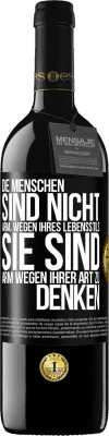 39,95 € Kostenloser Versand | Rotwein RED Ausgabe MBE Reserve Die Menschen sind nicht arm, wegen ihres Lebensstils, sie sind arm, wegen ihrer Art zu denken Schwarzes Etikett. Anpassbares Etikett Reserve 12 Monate Ernte 2015 Tempranillo