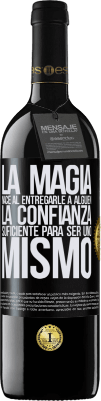 39,95 € Envío gratis | Vino Tinto Edición RED MBE Reserva La magia nace al entregarle a alguien la confianza suficiente para ser uno mismo Etiqueta Negra. Etiqueta personalizable Reserva 12 Meses Cosecha 2015 Tempranillo