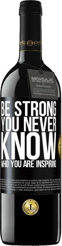 39,95 € 送料無料 | 赤ワイン REDエディション MBE 予約する Be strong. You never know who you are inspiring ブラックラベル. カスタマイズ可能なラベル 予約する 12 月 収穫 2015 Tempranillo