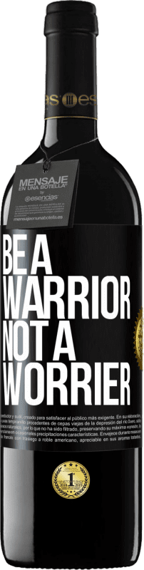 39,95 € Spedizione Gratuita | Vino rosso Edizione RED MBE Riserva Be a warrior, not a worrier Etichetta Nera. Etichetta personalizzabile Riserva 12 Mesi Raccogliere 2015 Tempranillo