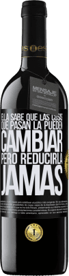 39,95 € Envío gratis | Vino Tinto Edición RED MBE Reserva Ella sabe que las cosas que pasan la pueden cambiar, pero reducirla, jamás Etiqueta Negra. Etiqueta personalizable Reserva 12 Meses Cosecha 2015 Tempranillo