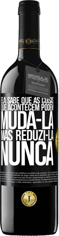 39,95 € Envio grátis | Vinho tinto Edição RED MBE Reserva Ela sabe que as coisas que acontecem podem mudá-la, mas reduzi-la, nunca Etiqueta Preta. Etiqueta personalizável Reserva 12 Meses Colheita 2015 Tempranillo