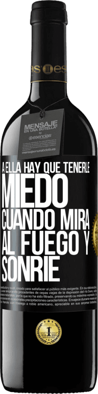 39,95 € Envío gratis | Vino Tinto Edición RED MBE Reserva A ella hay que tenerle miedo cuando mira al fuego y sonríe Etiqueta Negra. Etiqueta personalizable Reserva 12 Meses Cosecha 2015 Tempranillo