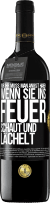 39,95 € Kostenloser Versand | Rotwein RED Ausgabe MBE Reserve Vor ihr muss man Angst haben, wenn sie ins Feuer schaut und lächelt Schwarzes Etikett. Anpassbares Etikett Reserve 12 Monate Ernte 2014 Tempranillo