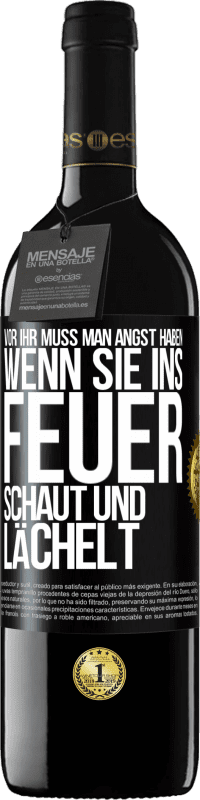 39,95 € Kostenloser Versand | Rotwein RED Ausgabe MBE Reserve Vor ihr muss man Angst haben, wenn sie ins Feuer schaut und lächelt Schwarzes Etikett. Anpassbares Etikett Reserve 12 Monate Ernte 2015 Tempranillo