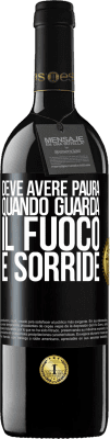 39,95 € Spedizione Gratuita | Vino rosso Edizione RED MBE Riserva Deve avere paura quando guarda il fuoco e sorride Etichetta Nera. Etichetta personalizzabile Riserva 12 Mesi Raccogliere 2015 Tempranillo