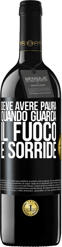 39,95 € Spedizione Gratuita | Vino rosso Edizione RED MBE Riserva Deve avere paura quando guarda il fuoco e sorride Etichetta Nera. Etichetta personalizzabile Riserva 12 Mesi Raccogliere 2015 Tempranillo