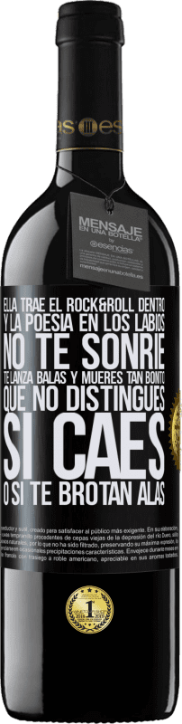 39,95 € Envío gratis | Vino Tinto Edición RED MBE Reserva Ella trae el Rock&Roll dentro y la poesía en los labios. No te sonríe, te lanza balas, y mueres tan bonito, que no Etiqueta Negra. Etiqueta personalizable Reserva 12 Meses Cosecha 2015 Tempranillo