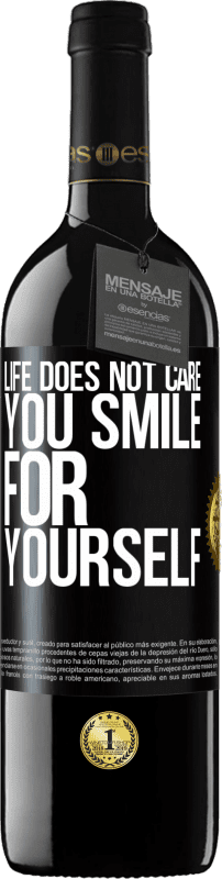 39,95 € Free Shipping | Red Wine RED Edition MBE Reserve Life does not care, you smile for yourself Black Label. Customizable label Reserve 12 Months Harvest 2014 Tempranillo
