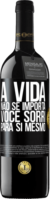 39,95 € Envio grátis | Vinho tinto Edição RED MBE Reserva A vida não se importa, você sorri para si mesmo Etiqueta Preta. Etiqueta personalizável Reserva 12 Meses Colheita 2015 Tempranillo