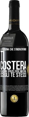 39,95 € Spedizione Gratuita | Vino rosso Edizione RED MBE Riserva La persona che stai diventando ti costerà relazioni, spazi e cose materiali. Scegli te stesso Etichetta Nera. Etichetta personalizzabile Riserva 12 Mesi Raccogliere 2016 Tempranillo
