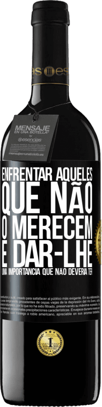 39,95 € Envio grátis | Vinho tinto Edição RED MBE Reserva Enfrentar aqueles que não o merecem é dar-lhe uma importância que não deveria ter Etiqueta Preta. Etiqueta personalizável Reserva 12 Meses Colheita 2015 Tempranillo