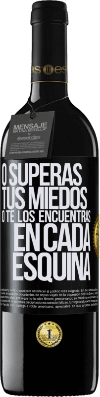 39,95 € Envío gratis | Vino Tinto Edición RED MBE Reserva O superas tus miedos, o te los encuentras en cada esquina Etiqueta Negra. Etiqueta personalizable Reserva 12 Meses Cosecha 2015 Tempranillo