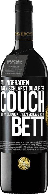 39,95 € Kostenloser Versand | Rotwein RED Ausgabe MBE Reserve An ungeraden Tagen schläfst du auf der Couch und an geraden Tagen schlafe ich im Bett. Schwarzes Etikett. Anpassbares Etikett Reserve 12 Monate Ernte 2015 Tempranillo