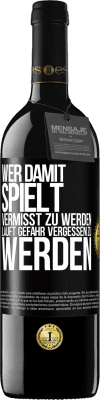 39,95 € Kostenloser Versand | Rotwein RED Ausgabe MBE Reserve Wer damit spielt vermisst zu werden, läuft Gefahr vergessen zu werden Schwarzes Etikett. Anpassbares Etikett Reserve 12 Monate Ernte 2014 Tempranillo