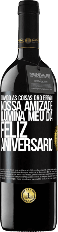 39,95 € Envio grátis | Vinho tinto Edição RED MBE Reserva Quando as coisas dão errado, nossa amizade ilumina meu dia. Feliz aniversário Etiqueta Preta. Etiqueta personalizável Reserva 12 Meses Colheita 2015 Tempranillo