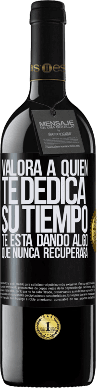 39,95 € Envío gratis | Vino Tinto Edición RED MBE Reserva Valora a quien te dedica su tiempo. Te está dando algo que nunca recuperará Etiqueta Negra. Etiqueta personalizable Reserva 12 Meses Cosecha 2015 Tempranillo