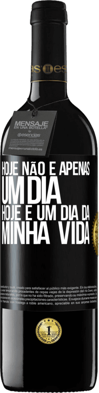 39,95 € Envio grátis | Vinho tinto Edição RED MBE Reserva Hoje não é apenas um dia, hoje é um dia da minha vida Etiqueta Preta. Etiqueta personalizável Reserva 12 Meses Colheita 2016 Tempranillo