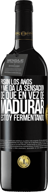 39,95 € Envío gratis | Vino Tinto Edición RED MBE Reserva Pasan los años y me da la sensación de que en vez de madurar, estoy fermentando Etiqueta Negra. Etiqueta personalizable Reserva 12 Meses Cosecha 2015 Tempranillo