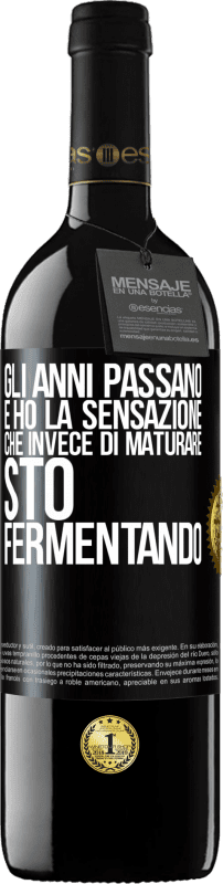 39,95 € Spedizione Gratuita | Vino rosso Edizione RED MBE Riserva Gli anni passano e ho la sensazione che invece di maturare, sto fermentando Etichetta Nera. Etichetta personalizzabile Riserva 12 Mesi Raccogliere 2015 Tempranillo