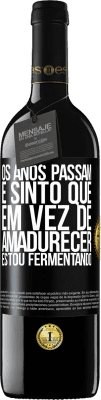 39,95 € Envio grátis | Vinho tinto Edição RED MBE Reserva Os anos passam e sinto que, em vez de amadurecer, estou fermentando Etiqueta Preta. Etiqueta personalizável Reserva 12 Meses Colheita 2014 Tempranillo