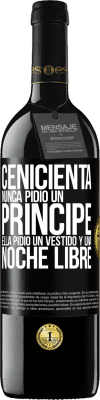 39,95 € Envío gratis | Vino Tinto Edición RED MBE Reserva Cenicienta nunca pidió un príncipe. Ella pidió un vestido y una noche libre Etiqueta Negra. Etiqueta personalizable Reserva 12 Meses Cosecha 2014 Tempranillo