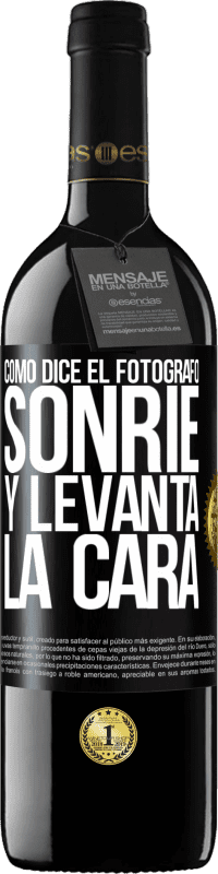 39,95 € Envío gratis | Vino Tinto Edición RED MBE Reserva Como dice el fotógrafo, sonríe y levanta la cara Etiqueta Negra. Etiqueta personalizable Reserva 12 Meses Cosecha 2015 Tempranillo