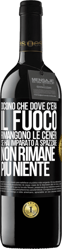 39,95 € Spedizione Gratuita | Vino rosso Edizione RED MBE Riserva Dicono che dove c'era il fuoco rimangono le ceneri. Se hai imparato a spazzare, non rimane più niente Etichetta Nera. Etichetta personalizzabile Riserva 12 Mesi Raccogliere 2015 Tempranillo