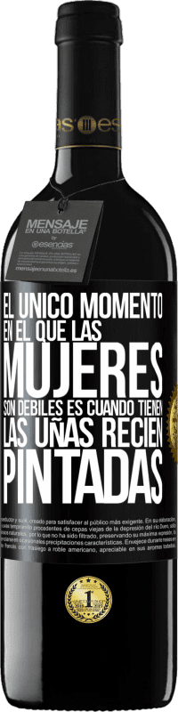 39,95 € Envío gratis | Vino Tinto Edición RED MBE Reserva El único momento en el que las mujeres son débiles es cuando tienen las uñas recién pintadas Etiqueta Negra. Etiqueta personalizable Reserva 12 Meses Cosecha 2014 Tempranillo