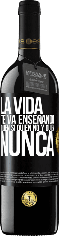 39,95 € Envío gratis | Vino Tinto Edición RED MBE Reserva La vida te va enseñando quién sí, quién no y quién nunca Etiqueta Negra. Etiqueta personalizable Reserva 12 Meses Cosecha 2014 Tempranillo