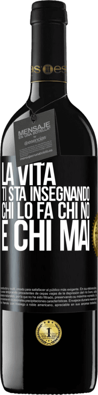 39,95 € Spedizione Gratuita | Vino rosso Edizione RED MBE Riserva La vita ti sta insegnando chi lo fa, chi no e chi mai Etichetta Nera. Etichetta personalizzabile Riserva 12 Mesi Raccogliere 2014 Tempranillo