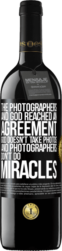 39,95 € Free Shipping | Red Wine RED Edition MBE Reserve The photographers and God reached an agreement. God doesn't take photos and photographers don't do miracles Black Label. Customizable label Reserve 12 Months Harvest 2016 Tempranillo