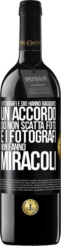 39,95 € Spedizione Gratuita | Vino rosso Edizione RED MBE Riserva I fotografi e Dio hanno raggiunto un accordo. Dio non scatta foto e i fotografi non fanno miracoli Etichetta Nera. Etichetta personalizzabile Riserva 12 Mesi Raccogliere 2015 Tempranillo