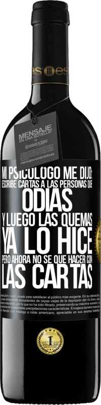 39,95 € Envío gratis | Vino Tinto Edición RED MBE Reserva Mi psicólogo me dijo: escribe cartas a las personas que odias y luego las quemas. Ya lo hice, pero ahora no sé qué hacer con Etiqueta Negra. Etiqueta personalizable Reserva 12 Meses Cosecha 2014 Tempranillo