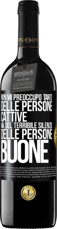 39,95 € Spedizione Gratuita | Vino rosso Edizione RED MBE Riserva Non mi preoccupo tanto delle persone cattive, ma del terribile silenzio delle persone buone Etichetta Nera. Etichetta personalizzabile Riserva 12 Mesi Raccogliere 2014 Tempranillo