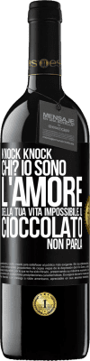 39,95 € Spedizione Gratuita | Vino rosso Edizione RED MBE Riserva Knock Knock. Chi? Io sono l'amore della tua vita Impossibile, il cioccolato non parla Etichetta Nera. Etichetta personalizzabile Riserva 12 Mesi Raccogliere 2015 Tempranillo