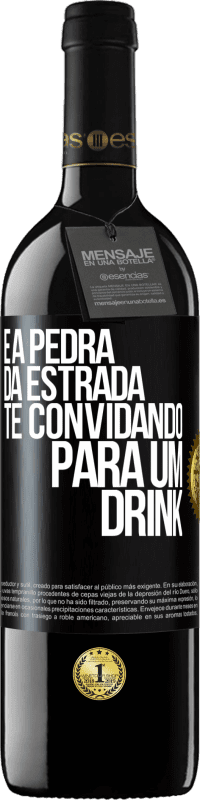 39,95 € Envio grátis | Vinho tinto Edição RED MBE Reserva E a pedra da estrada te convidando para um drink Etiqueta Preta. Etiqueta personalizável Reserva 12 Meses Colheita 2015 Tempranillo