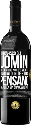 39,95 € Spedizione Gratuita | Vino rosso Edizione RED MBE Riserva Non capisco gli uomini. Dici loro che non c'è niente di sbagliato in te e loro pensano che nulla sia sbagliato in te Etichetta Nera. Etichetta personalizzabile Riserva 12 Mesi Raccogliere 2016 Tempranillo