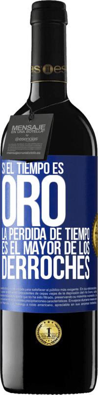 39,95 € Envío gratis | Vino Tinto Edición RED MBE Reserva Si el tiempo es oro, la pérdida de tiempo es el mayor de los derroches Etiqueta Azul. Etiqueta personalizable Reserva 12 Meses Cosecha 2015 Tempranillo