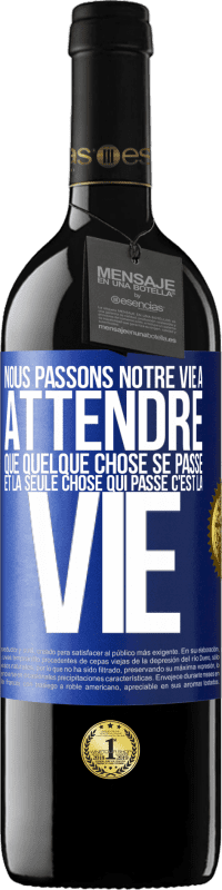 39,95 € Envoi gratuit | Vin rouge Édition RED MBE Réserve Nous passons notre vie à attendre que quelque chose se passe et la seule chose qui passe c'est la vie Étiquette Bleue. Étiquette personnalisable Réserve 12 Mois Récolte 2015 Tempranillo