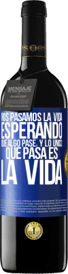 39,95 € Envío gratis | Vino Tinto Edición RED MBE Reserva Nos pasamos la vida esperando que algo pase, y lo único que pasa es la vida Etiqueta Azul. Etiqueta personalizable Reserva 12 Meses Cosecha 2015 Tempranillo