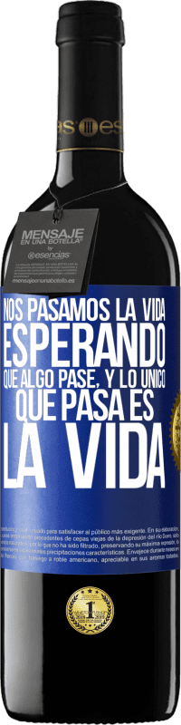 39,95 € Envío gratis | Vino Tinto Edición RED MBE Reserva Nos pasamos la vida esperando que algo pase, y lo único que pasa es la vida Etiqueta Azul. Etiqueta personalizable Reserva 12 Meses Cosecha 2015 Tempranillo