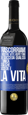 39,95 € Spedizione Gratuita | Vino rosso Edizione RED MBE Riserva Trascorriamo le nostre vite aspettando che succeda qualcosa e l'unica cosa che succede è la vita Etichetta Blu. Etichetta personalizzabile Riserva 12 Mesi Raccogliere 2015 Tempranillo