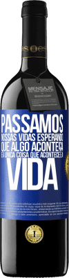 39,95 € Envio grátis | Vinho tinto Edição RED MBE Reserva Passamos nossas vidas esperando que algo aconteça, e a única coisa que acontece é a vida Etiqueta Azul. Etiqueta personalizável Reserva 12 Meses Colheita 2015 Tempranillo