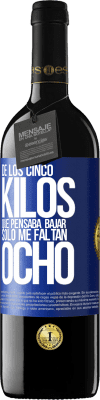 39,95 € Envío gratis | Vino Tinto Edición RED MBE Reserva De los cinco kilos que pensaba bajar, sólo me faltan ocho Etiqueta Azul. Etiqueta personalizable Reserva 12 Meses Cosecha 2014 Tempranillo