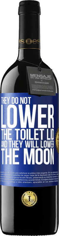 39,95 € Бесплатная доставка | Красное вино Издание RED MBE Бронировать Они не опускают крышку унитаза и опускают луну Синяя метка. Настраиваемая этикетка Бронировать 12 Месяцы Урожай 2015 Tempranillo