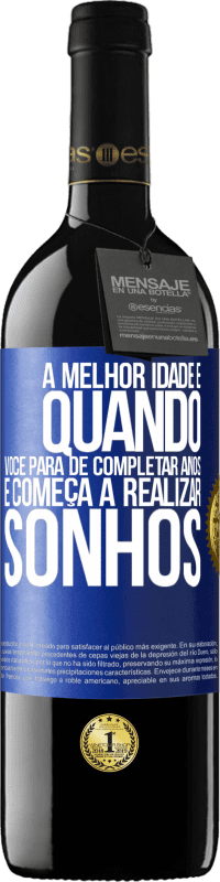 39,95 € Envio grátis | Vinho tinto Edição RED MBE Reserva A melhor idade é quando você para de completar anos e começa a realizar sonhos Etiqueta Azul. Etiqueta personalizável Reserva 12 Meses Colheita 2015 Tempranillo