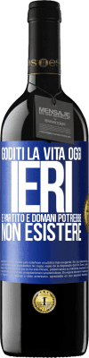 39,95 € Spedizione Gratuita | Vino rosso Edizione RED MBE Riserva Goditi la vita oggi ieri è partito e domani potrebbe non esistere Etichetta Blu. Etichetta personalizzabile Riserva 12 Mesi Raccogliere 2015 Tempranillo